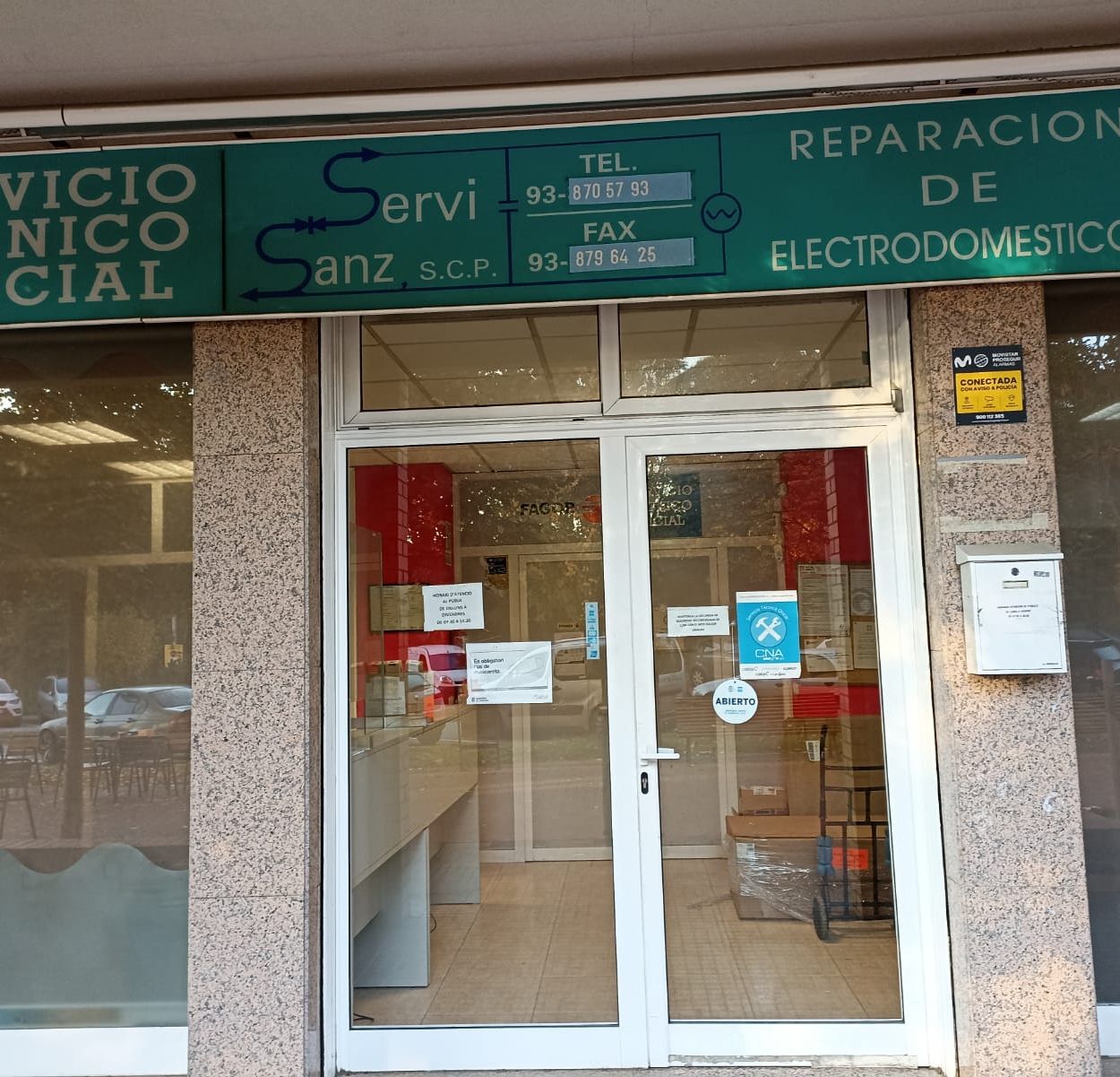 local puerta principal